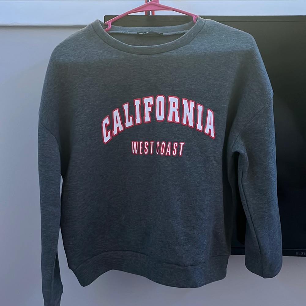 sweatshirt very soft for a windy day
